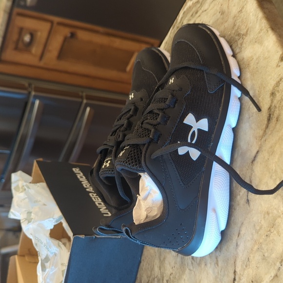 Boys Under Armour - Picture 4 of 9